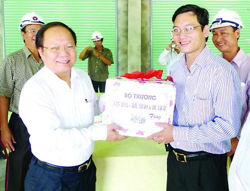 Bộ trưởng tặng quà vượt tiến độ cho công ty VINADCO - Xây Dựng VINADCO - Công Ty Cổ Phần Đầu Tư VINADCO